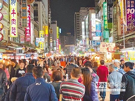 受到韓流加持,3月來台陸客人次是2017年以來的新高;圖為六合夜市人山人海,單日飆到6萬人。(本報資料照片)