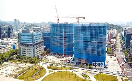 台北市長柯文哲第一任內首件BOT案-內科之心BOT案23日舉行上梁典禮,預定在明年第1季正式啟動營運,具體展現公私部門協力合作之高效率,圖為興建中的內科之心BOT案。(趙雙傑攝)