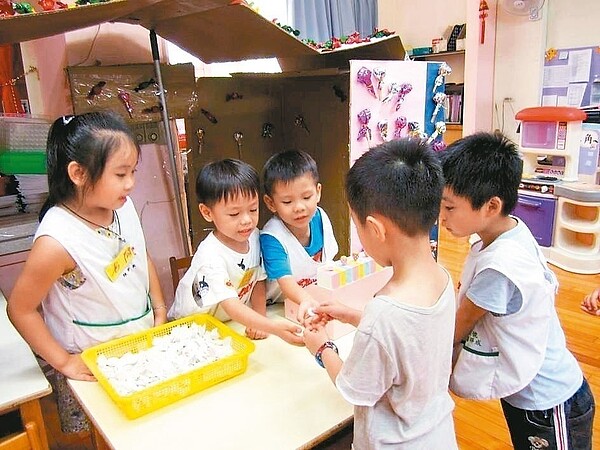 台中市府已追加預算8.5億,延續之前「托育一條龍」相關補助,並保證優於中央標準。 圖/中市教育局提供