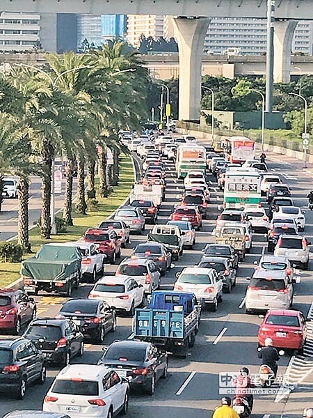 
林口交流道塞車問題嚴重，尤以林口A南出匝道左轉桃園龜山文化一路車流最壅塞，尖峰時段車流林口文化一路直行及進入北上匝道車流回堵長達500公尺。（本報資料照片）
 