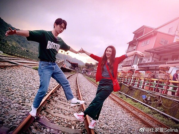 張軒睿(左)、Selina在「女兒們的戀愛」的互動甜蜜破表。圖/摘自微博