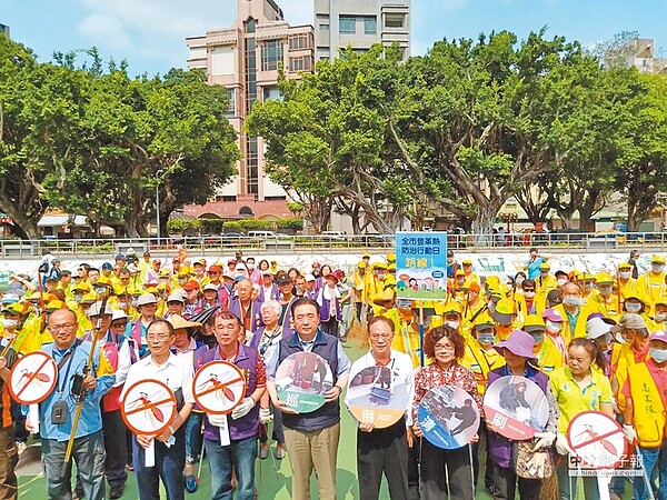 梅雨季將至，北市環保局為擴大登革熱孳生源巡查，24日動員環保志工舉辦登革熱防治行動日。（北市環保局提供）