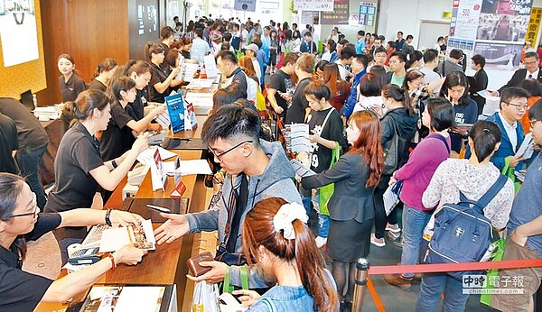 行政院消保處首度整併餐飲、住宿及零售三大業別之禮券,保障消費者權益。圖為民眾排隊搶購餐券。(圖/中國時報資料照片)