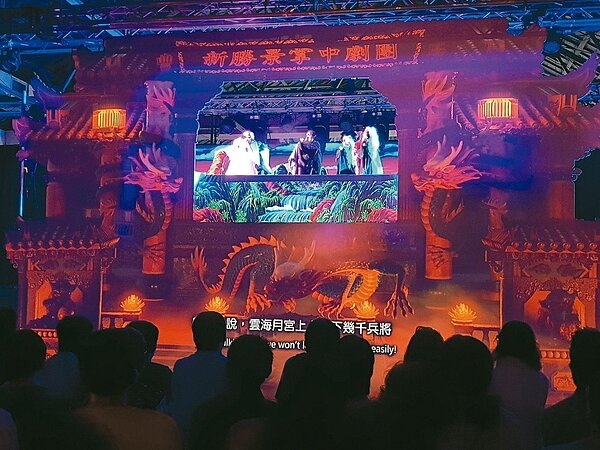 主題館「演變舞台」,讓城市觀眾重溫在廟口看布袋戲的樂趣。 記者陳宛茜/攝影