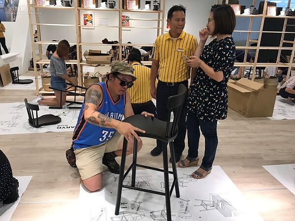 IKEA新店店邀請粉絲參加入厝Party,家住宜蘭的蔣先生,特別開車前來參加。李彥穎攝