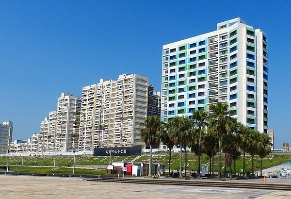 台北市都發局日前坦承8年「興建」的公宅戶數僅約2萬1千戶,其餘戶數用多元方式填補。台北市萬華區青年一期公共住宅。 圖/北市都發局提供