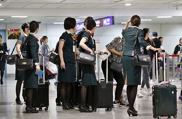 長榮航空勞資第三度調解沒有達成共識,代表勞方的桃園市空服員職業工會上午宣布,確定將在5月13日啟動罷工投票,圖為長榮空服員在桃園機場準備入境。記者鄭超文/攝影