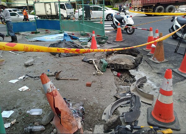 板橋區溪城路63號,工人地下管線施工時,下水道人孔蓋爆開造成3名工人受傷,