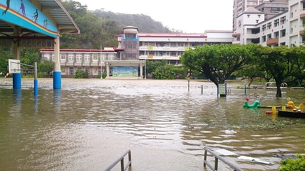 豪雨或颱風來襲時，低窪地區民眾飽受淹水之苦，新北市水利局針對當地淹水問題，在新北成州國小投入保水工程，對抗暴雨造成的淹水情況。圖／新北水利局提供