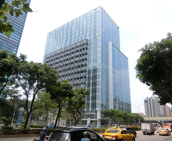 台北市都發局將公開標售2戶「民生建國大樓」的店面及辦公室,總價近6億。照片台北市都發局提供
