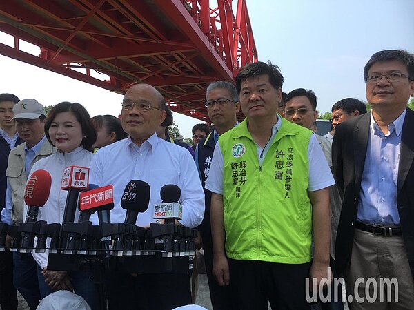 行政院長蘇貞昌（中）表示，明年開始過年至少放七天假，最長可放十天。記者陳雅玲／攝影 