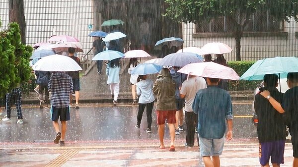 5月1日起有鋒面影響台灣，可說是今年梅雨季的第一道鋒面。 圖／聯合報系資料照片