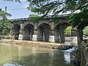 拆除新作縣定古蹟東安古橋護欄　當地民眾：破壞古蹟