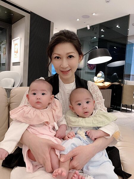 顏嘉樂抱著龍鳳胎伊哥(右)伊姐,養育孩子們的日子,每天像打仗。圖/爾傑提供