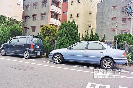 交通違規檢舉實名制上路,苗栗縣檢舉案不減反增,警方呼籲遵守交通規則才是根本之道,圖為車輛占用人行道案例。(巫靜婷攝)