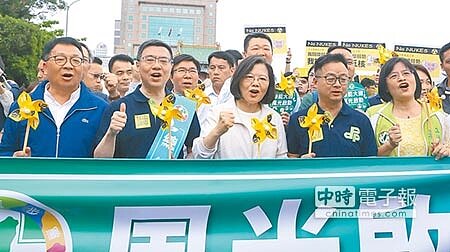 2019廢核大遊行27日在凱達格蘭大道登場,蔡英文總統(中)與民進黨主席卓榮泰(左二)、秘書長羅文嘉(右二)等人現身參加。圖/張鎧乙