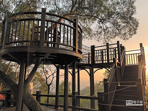 台中市大坑10號步道景色優美,27日開放,可360度眺望台中山景、城市美景,成為大坑步道新亮點。(盧金足翻攝)