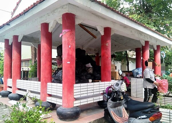 台南市一名高齡92歲的老婦人及70歲的女兒,因積欠房東近一年房租,遭強制搬離,母女帶著3隻狗及所有家當露宿公園涼亭。圖/台南市政府提供