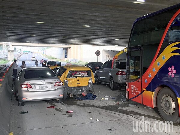 桃園機場出場道往國道2號方向,28日清晨先後發生3起交通事故,波及10輛車,圖中為受損最嚴重的計程車。記者陳嘉寧/翻攝