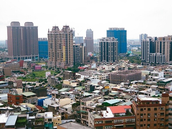 桃園市由於升格為直轄市，帶動多項福利政策，加上房價比雙北地區親民，移入定居的人增加。（圖／聯合報系資料照）