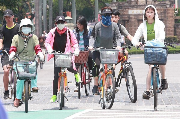 中央氣象局說，今天白天氣溫較高，西半部高溫普遍在32、33度，東半部高溫31、32度，局部地區如內陸、盆地及縱谷有機會再高一些，請大家多補充水分並注意防曬。