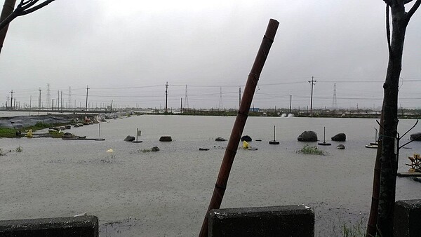 去年823水災，高市一處魚塭遭洪水淹沒的災情。圖／高雄市府海洋局提供