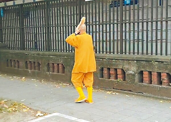 王姓法師涉酒駕,昨天上午王從地檢署離開時以牛皮紙袋掩面,不發一語快速離開。 記者李隆揆/翻攝