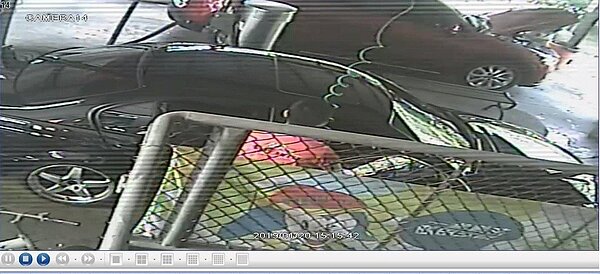 鄺姓男子被加油站內監視器拍到兩度持噴槍,接近女兒所坐的右前座。 記者林伯驊/翻攝