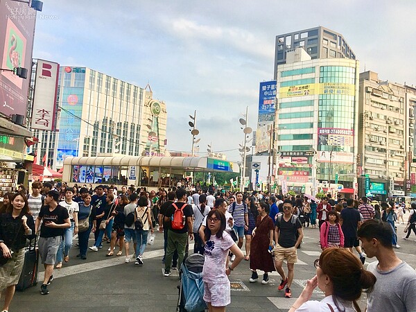 西門町又熱鬧起來了，捷運西門站六號出口成為熱門約會地標。好房網News記者楊欽亮 / 攝影