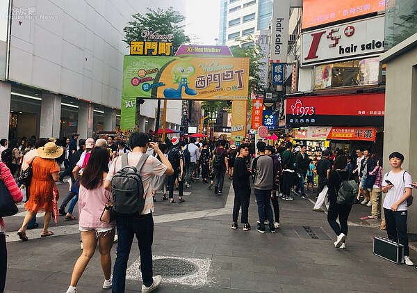 西門町重生了,假日期間一過眼前的牌樓便寸步難行。好房網News記者楊欽亮 / 攝影