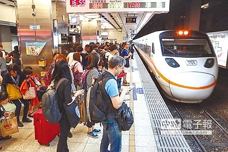 台鐵為紓解旅客乘車需求，將於後天（2日）起，販售全線普悠瑪、太魯閣等新自強號無座票，每列車限量發售120張，限於車站售票窗口購票；未來也將開放自動售票機、網路訂票及台鐵e訂通2019APP等系統購票。（本報資料照片） 