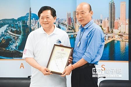 協助韓國瑜訪美行接待的全球玉山科技協會理事長陳鈞亞(左)29日率團回訪,韓國瑜熱情接待並致贈感謝狀。(林宏聰攝)