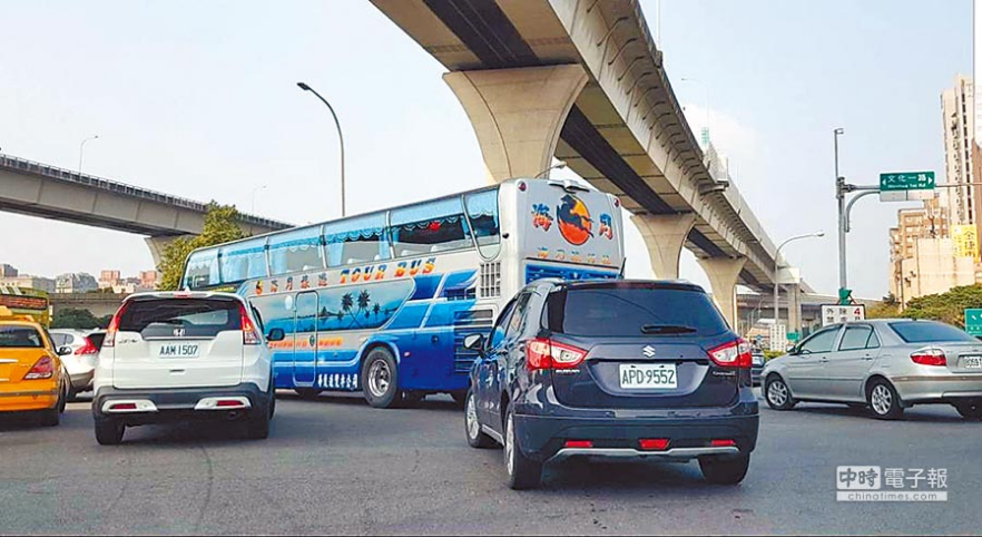 國道一號林口交流道南下A出口匝道塞車嚴重，日前新北、桃園原決議5月1日實施禁止左轉文化一路（公車除外），且相關禁止左轉的八德路拓寬、迴轉道工程將如期在30日完工，因部分地方民代反彈，質疑宣導期過短，決定先採柔性勸導，地方人士質疑恐加劇交通堵塞。（賴佑維翻攝）