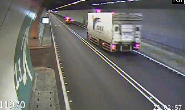 國五雪隧為了抓鳥,破天荒封閉半小時。 (聯合報系)