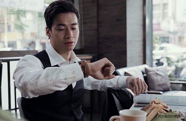 林敬倫詮釋永慶房屋彈性工作8小時的優質福利下，經紀人可以先吃完早餐再去上班(圖片擷取自網路)

