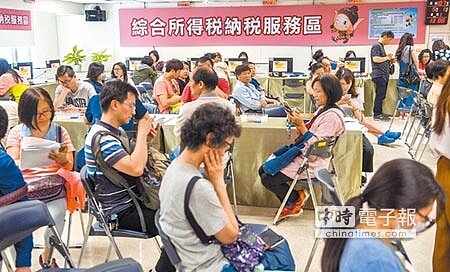 又到了5月報稅的季節,北區國稅局報稅專區可見許多民眾利用休假,來處理報稅事宜。 (本報資料照片)