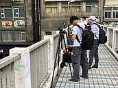 要賞懸日請注意！天橋人數若過多將管制