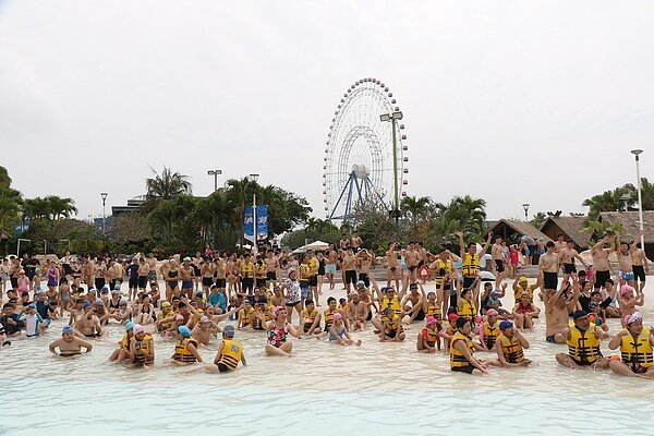 大海嘯有8尺巨浪，讓遊客清涼一夏。圖／麗寶樂園提供