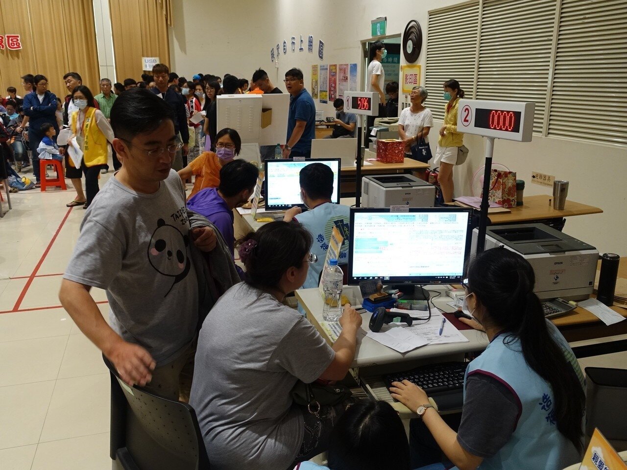 國稅局屏東分局從今天上午起就湧入報稅人潮。記者翁禎霞/攝影