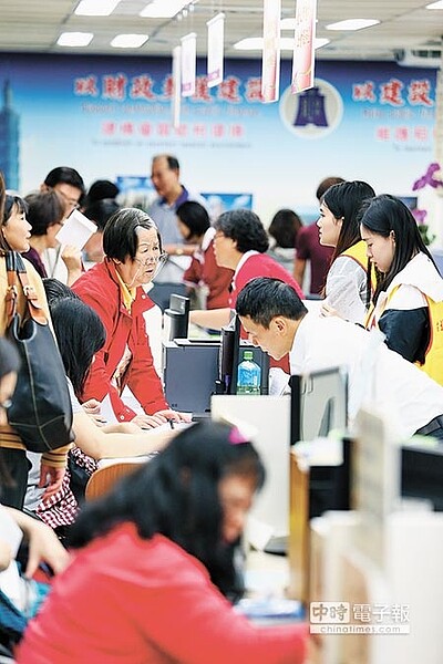 繳稅季來了,銀行強打繳稅優惠專案,民眾可以多家比較省荷包。圖/本報資料照片