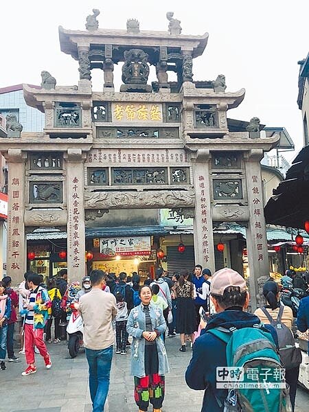 大陸「五一」小長假起跑,金門街頭陸客穿梭來去。(李金生攝)