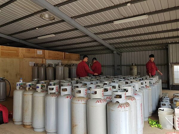 桶裝瓦斯價格四月可能持續調漲。 圖/桃園市消防局第二大隊提供