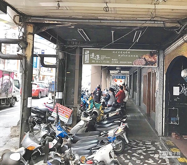 桃園火車站邊摩托車一位難求,騎樓多半被占用,市府將進行整頓。(甘嘉雯攝)