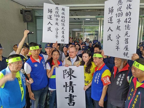 抗議台南市房屋稅調漲未凍漲,國民黨市議員蔡育輝、林燕祝等8人及近200名房衫軍前往民治市政中心抗議。(莊曜聰攝)