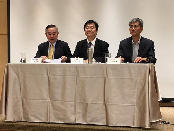 桃園機場公司董事長王明德(左起)、交通部次長祁文中、交通部航政司長葉協隆今天公布桃機大體檢報告。記者吳姿賢/攝影