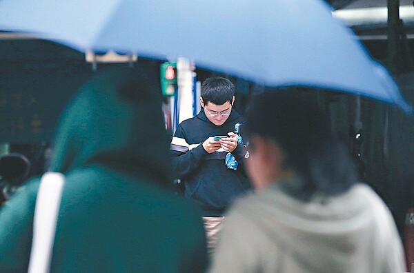 梅雨鋒面到，北部降溫十度。圖／林俊良