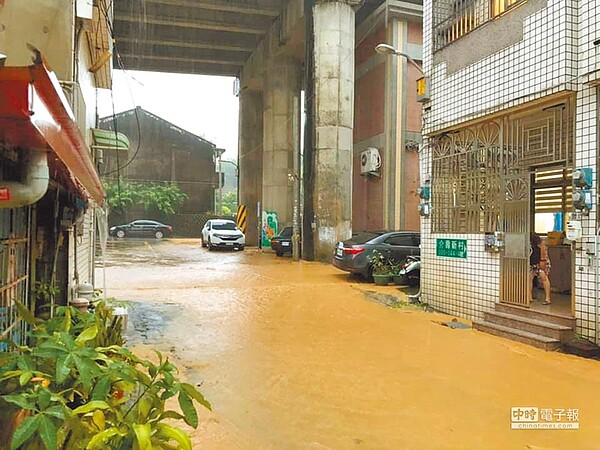 彰化縣昨天清晨雨彈狂炸，彰化市介壽新村附近道路泥流滾滾。（吳敏菁翻攝）