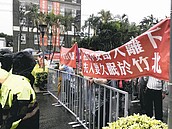 竹北納骨塔新建爭議　正反方市公所前對槓