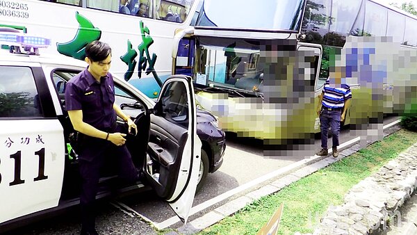 成功警分局員警用警車堵在遊覽車前,台籍司機才下車讓衛生局稽查人員開單。(因涉及隱私照片變色處理)記者羅紹平/攝影