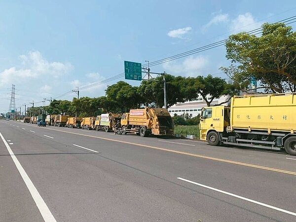 彰化溪州焚化廠兩座焚化爐4月例行大修完成後,昨天開始焚燒,各鄉鎮市垃圾擠著進入焚燒,造成焚化廠外垃圾車大排長龍景象。 圖/民眾提供